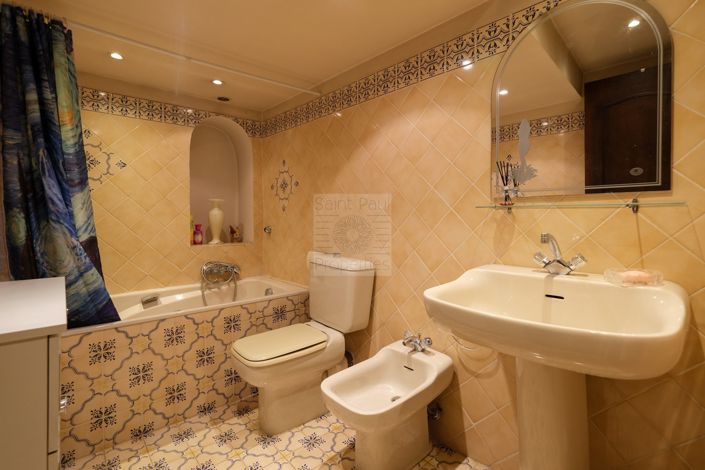 Image No.21-6 Bed House for sale