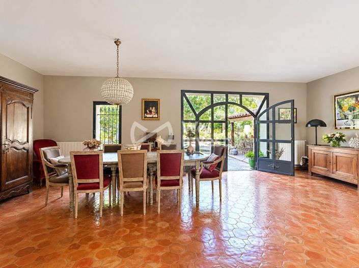 Image No.8-5 Bed House for sale