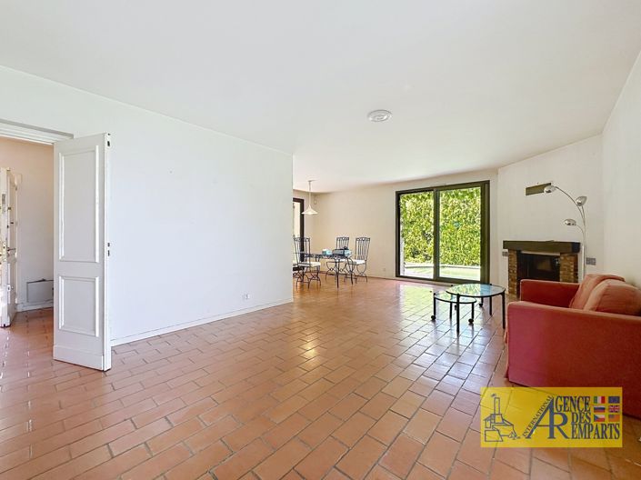 Image No.7-5 Bed House for sale