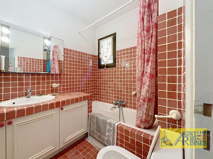 Image No.8-5 Bed House for sale
