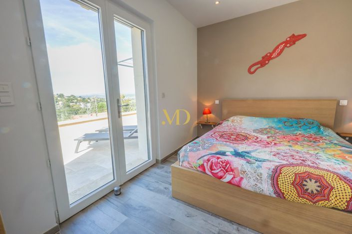 Image No.27-4 Bed House for sale