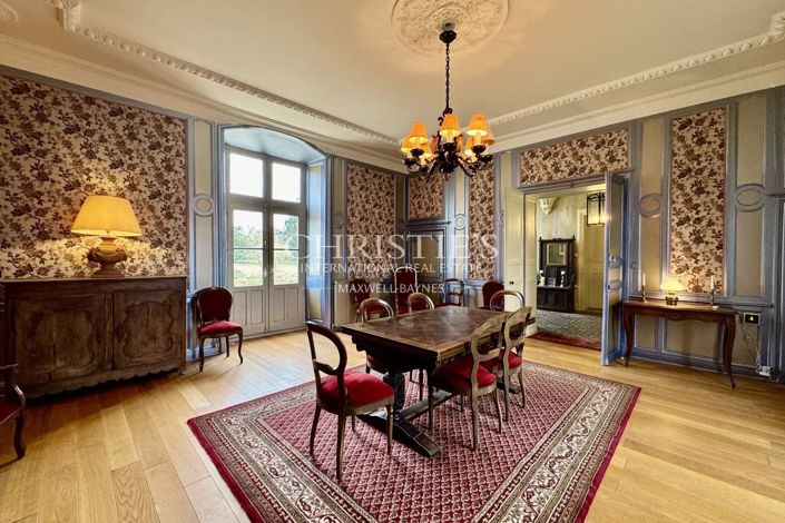 Image No.10-10 Bed Property for sale