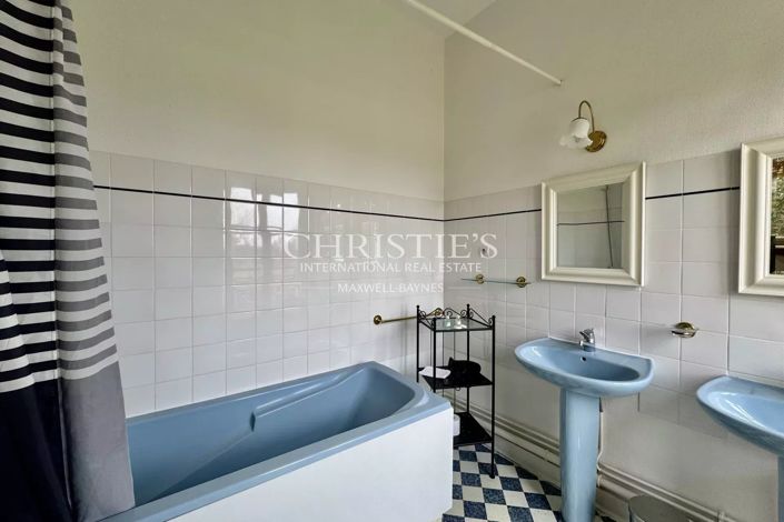 Image No.26-10 Bed Property for sale