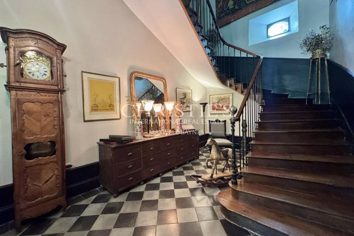 Image No.10-6 Bed Property for sale