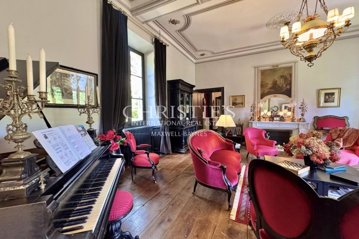 Image No.24-6 Bed Property for sale