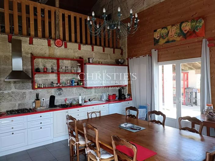 Image No.4-4 Bed Property for sale