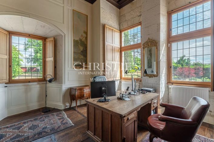 Image No.18-9 Bed Property for sale