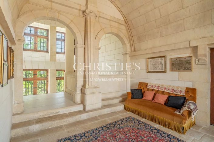Image No.24-9 Bed Property for sale