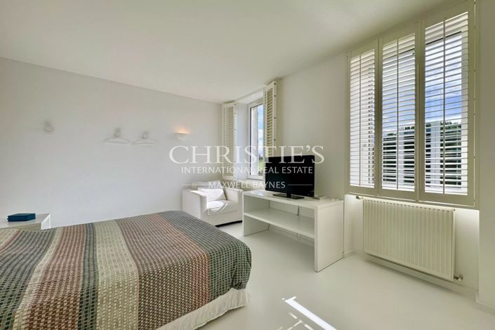 Image No.17-6 Bed House for sale