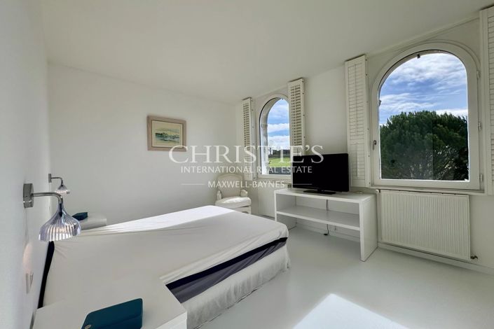 Image No.24-6 Bed House for sale