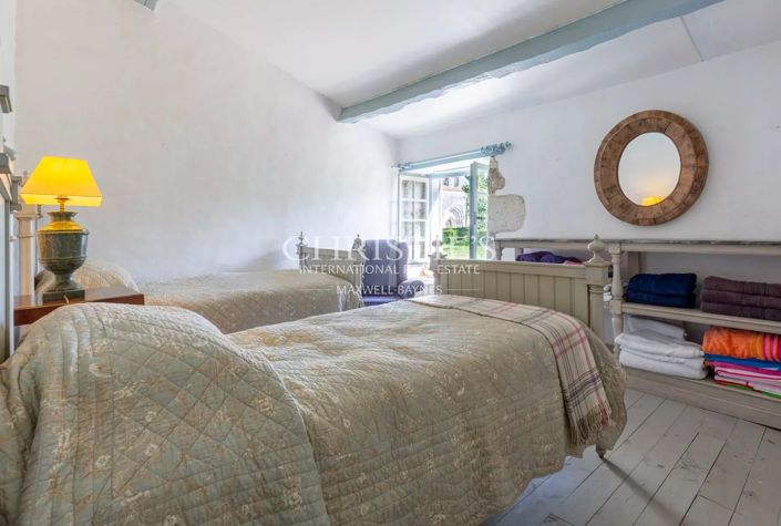 Image No.28-5 Bed Property for sale