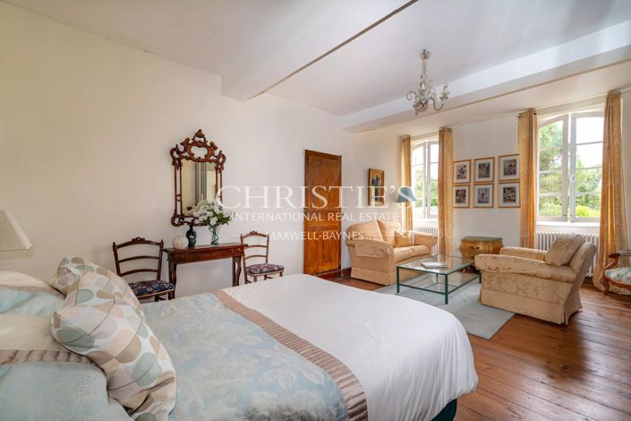 Image No.12-7 Bed Property for sale