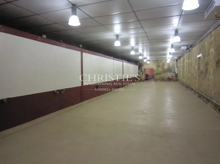 Image No.15-6 Bed Property for sale