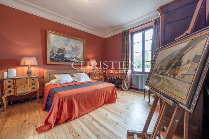Image No.18-8 Bed Property for sale