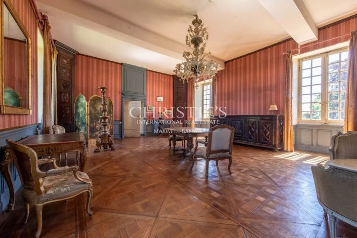 Image No.11-10 Bed Property for sale