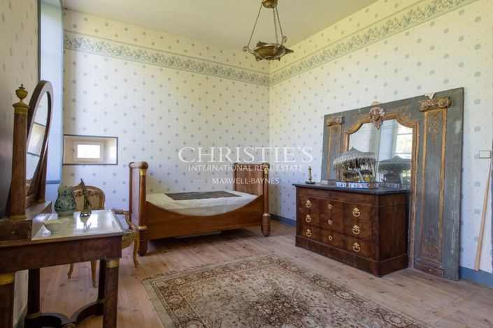Image No.17-10 Bed Property for sale
