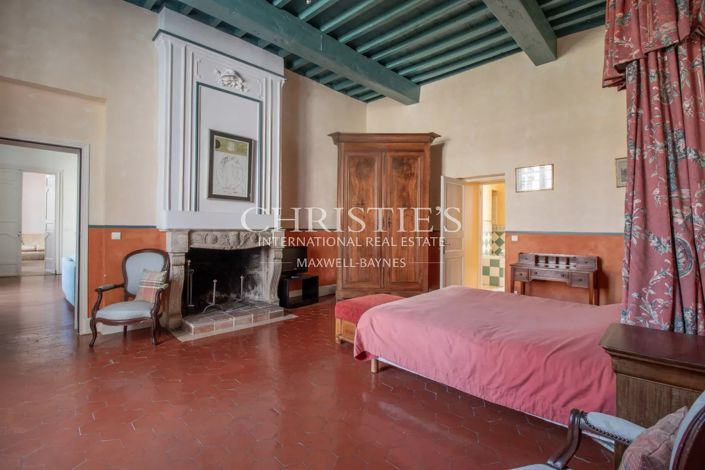 Image No.16-6 Bed Property for sale