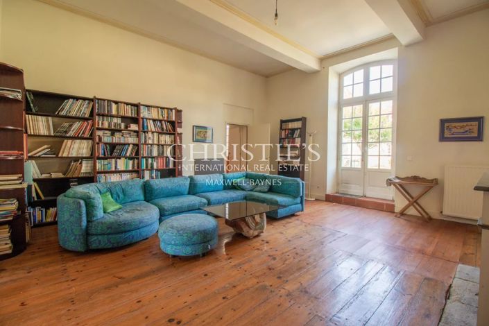 Image No.17-6 Bed Property for sale