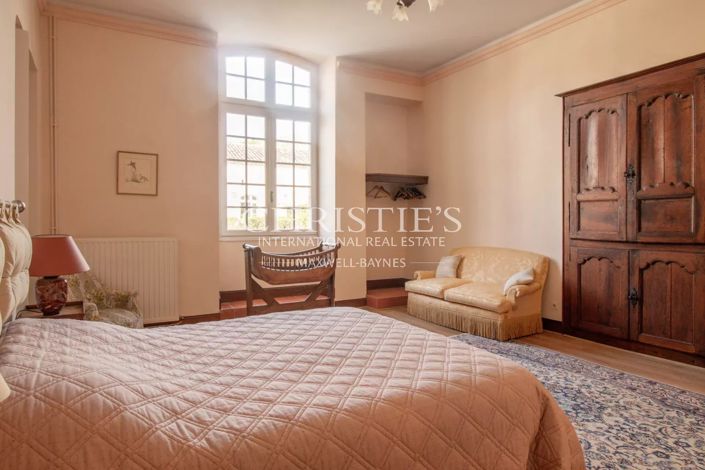 Image No.18-6 Bed Property for sale