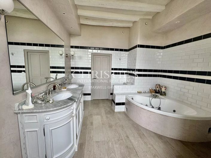 Image No.19-6 Bed Property for sale