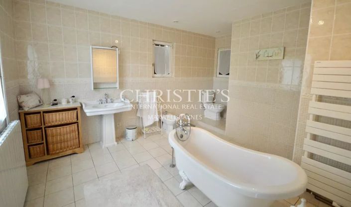 Image No.14-6 Bed House for sale