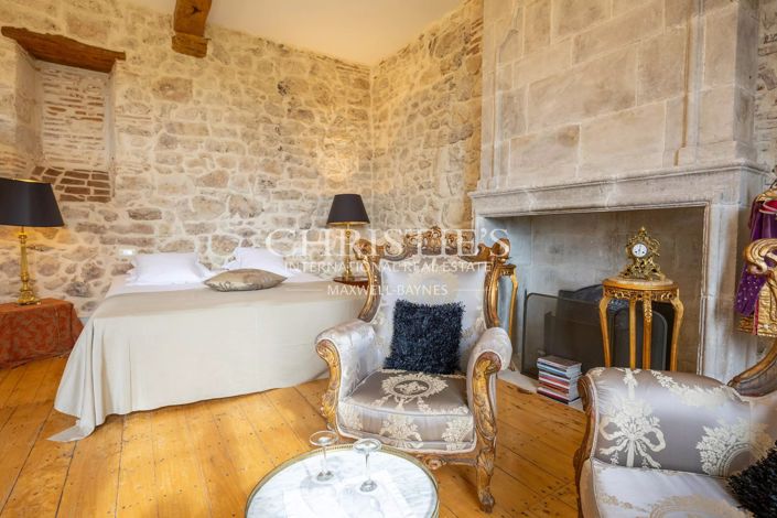 Image No.17-9 Bed Property for sale