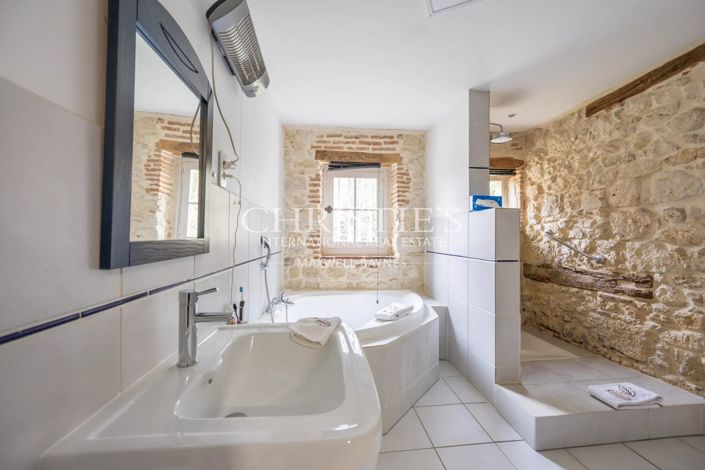 Image No.19-9 Bed Property for sale