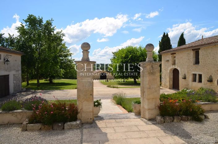Image No.2-8 Bed Property for sale