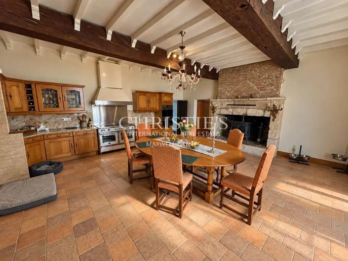 Image No.21-8 Bed Property for sale