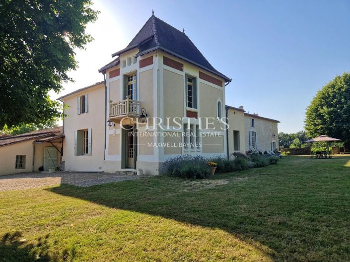 Image No.8-8 Bed Property for sale