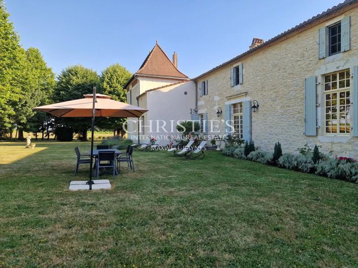 Image No.9-8 Bed Property for sale