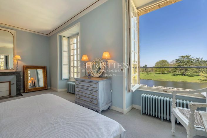 Image No.16-12 Bed Property for sale