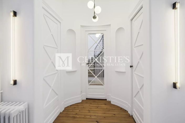 Image No.9-5 Bed Property for sale