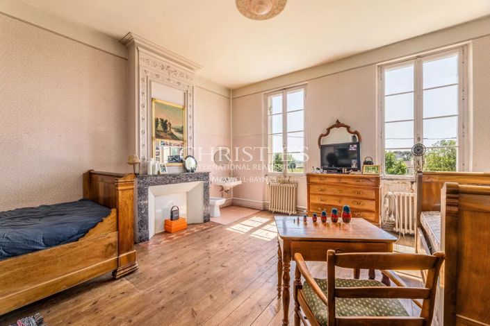 Image No.14-6 Bed Property for sale
