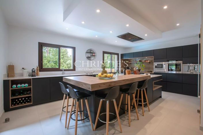 Image No.6-5 Bed House for sale