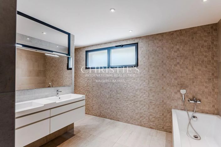 Image No.17-5 Bed House for sale