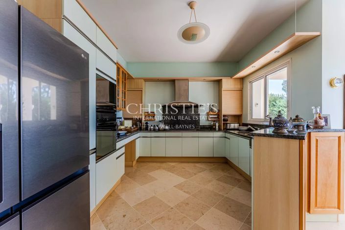 Image No.8-5 Bed House for sale
