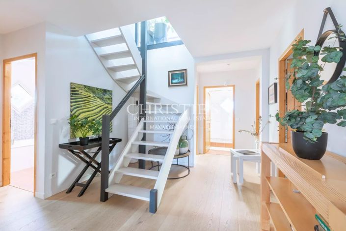 Image No.3-5 Bed House for sale