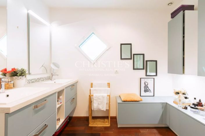 Image No.9-5 Bed House for sale