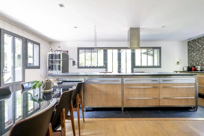 Image No.6-5 Bed House for sale