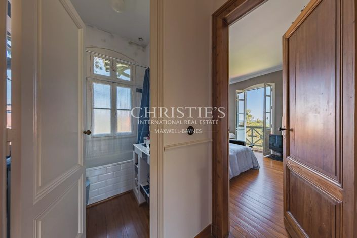 Image No.18-6 Bed House for sale