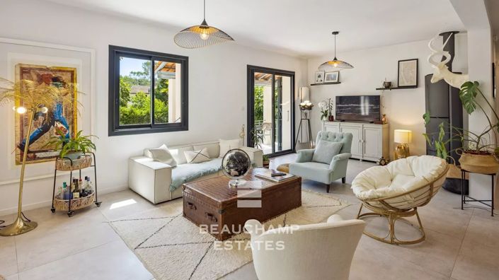 Image No.5-6 Bed House for sale