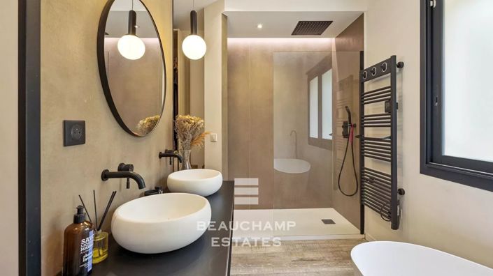 Image No.8-6 Bed House for sale