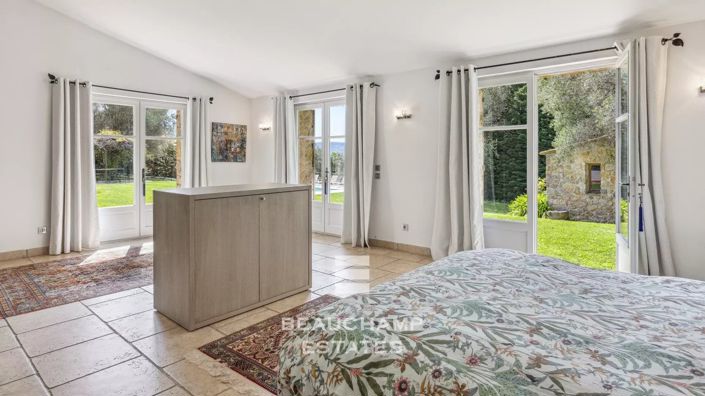 Image No.8-5 Bed House for sale