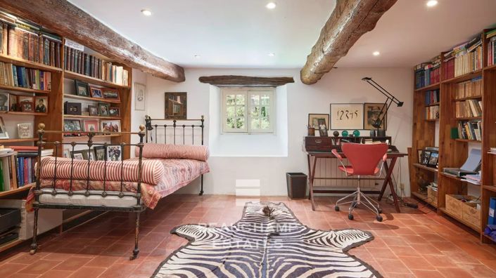 Image No.8-8 Bed House for sale