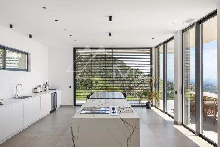 Image No.8-5 Bed House for sale