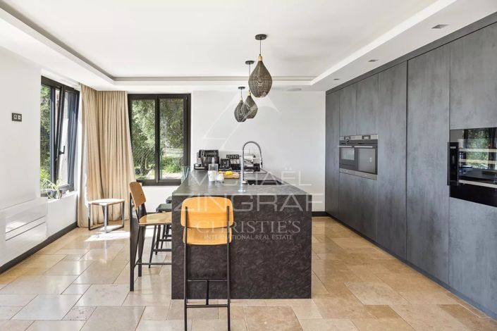 Image No.6-6 Bed House for sale