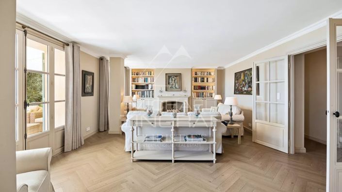 Image No.8-5 Bed House for sale