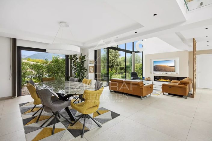 Image No.8-5 Bed House for sale