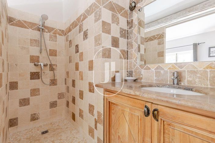Image No.10-4 Bed House for sale